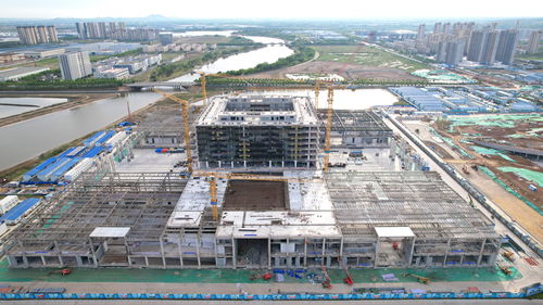 中鐵建工上合大廈項目鋼結(jié)構(gòu)工程全面封頂