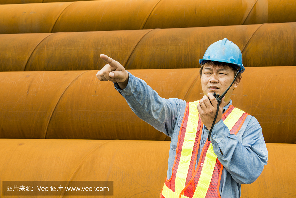 建筑工人在起重機的背景下檢查現場